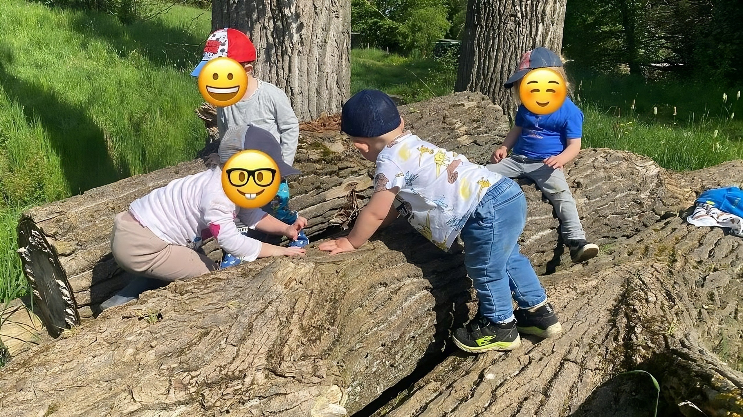 Katrins Spielgruppe Kinder Baumstamm